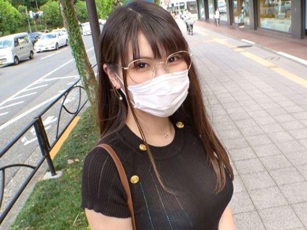 【素人】デカ乳が協調された服で街行く眼鏡OLさんに声掛けナンパ！ドMスケベボディにデカチン突き立てて膣奥責め！
