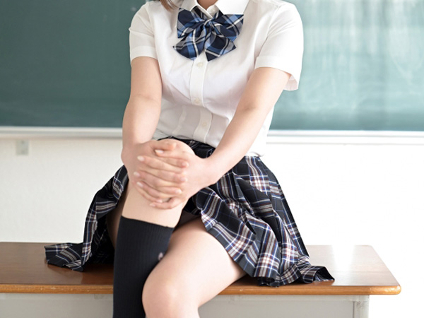 【制服美少女の秘密】『ダメ…でも気持ちいい…』無垢なJKが放課後の教室でエッチなコスプレに挑戦！制服からスク水に着替えて、ドキドキのフェラ抜き体験♡