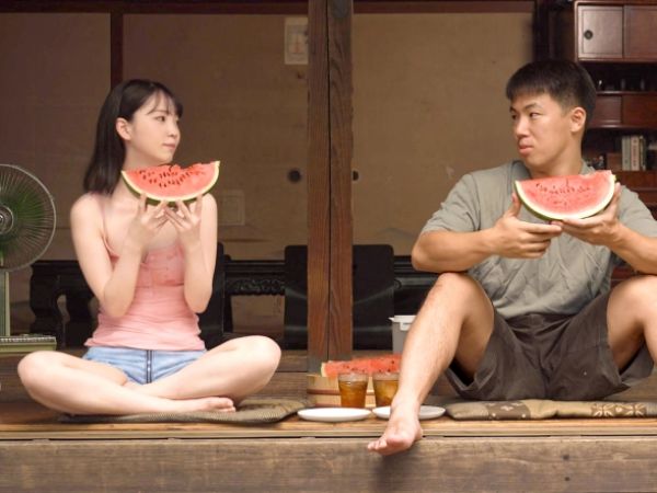 【夏の田舎で禁断の情事】『もう我慢できない…』幼馴染と過ごす蒸し暑い夏、セミの声をBGMに汗だくで絡み合う！抑えきれない肉欲が爆発し、濃厚なセックスに溺れる2人の姿がエロすぎる！♡