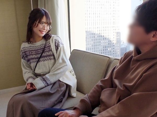 【メガネ受付嬢の裏の顔】『誰にも言わないで…』清楚な見た目と裏腹に、寂しさを埋めるためにナンパ男とヤリまくる！細い腰を掴んでバックで激ピストン！メガネ越しの悶える顔がエロすぎる！♡