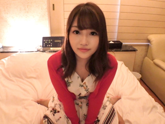 【騎乗位セックス】キュートな女の子が腰をフリフリ！ビンビンのチンコでおマンコを激しく突き上げられ、感じまくる！悶えながらも自分から腰を振る姿が超エロかわいい！♡