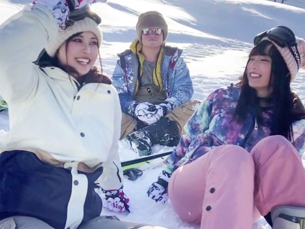 【ゲレンデナンパ】雪のように白い肌の女子大生2人組を口説き落とし、飲み会でエッチな遊びに発展！オモチャで敏感ボディを責められ、ビチャビチャと汁を撒き散らすドスケベ女子大生！♡