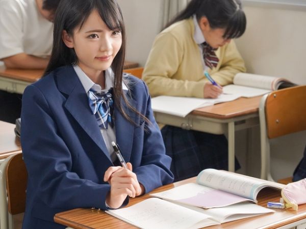 【禁断の校内ラブ】「先生、我慢できない…」学校一の美少女JKが担任教師を誘惑！制服姿で大胆に押し倒し、初セックスに挑戦！ウブな表情と大胆な行動のギャップがたまらない！♡