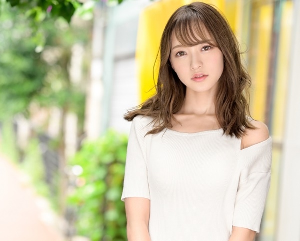 【スレンダー美人のお姉さん】『もっと激しく…』素人男性宅で恋人気分を満喫!甘いキスから始まる濃厚セックスで、スレンダー美ボディが悶えイキ♡ 情熱的な夜を過ごす大人の恋物語!
