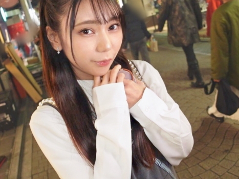 【美脚ナンパ】『こんなところで…』スラリと伸びた美脚が眩しい美少女をゲット！キュートな顔立ちにドキドキしながら、エッチな誘惑に負けて濃厚セックスに没頭しちゃう！♡