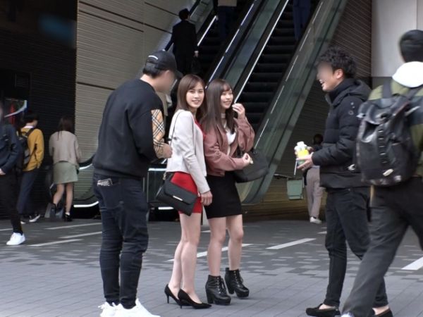 【街角ナンパ成功】『仕事中なのに…』スレンダー美人OLを口説き落とし、ホテルで無毛まんこに生挿入！激ピストンで感じまくる姿は必見！無責任な種付けセックスで、仕事中のストレスを吹き飛ばす！